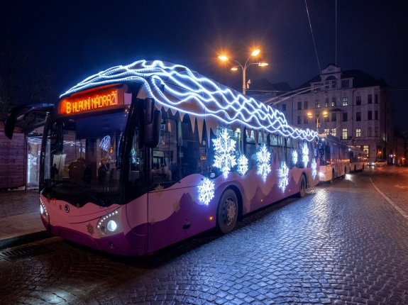 Vánoční trolejbus v Jihlavě budí pozornost
