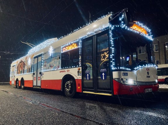 Vánoční trolejbus připravený na advent v Ústí nad Labem