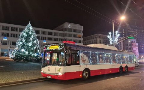 V Ústí i letos jezdí vánoční trolejbus